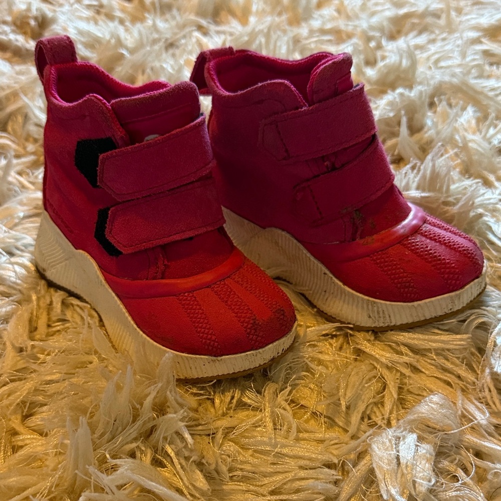 Sorel Kids pink out n about waterproof boots size 8